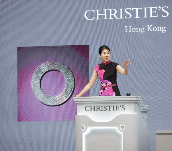 Christie佳士得拍賣女神——陳良玲身穿SPARKLE COLLECTION摩登旗袍【TERRAZZO】拍賣多款珍貴古董！